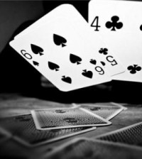 История покера насчитывает внушительное количество непревзойденных чемпионов, на фоне которых опытный среднестатистический игрок превращается в зеленого новичка. Помимо глубокого понимания математики и логики покера, что еще делает таких игроков королями? Давайте зайдем в новое интернет казино Joycasino и поговорм с профи. Два главных аспекта психологии покера Первый аспект затрагивает непосредственно уровень самоконтроля игрока. Огромное количество разнообразной информации обучает Вас принятию верных игровых решений. Загвоздка, однако, содержится в том, то большинство играющих, даже при условии обладания необходимыми знаниями, поддаются давлению эмоций и по этой причине начинают совершать фатальные ошибки. В основном, это ведение игры с «расширенным» спектром рук и неразумное упование на удачу, в глубокой надежде, что она все-таки улыбнется. Описанное «затуманивание разума» во время игры имеет название – тильт и вот ссылка, там узнаете подробно. Его особенность в том, что в его власти могут оказаться как новички так и профессионалы. Каким образом обезопасить себя? Правило первое. Игру можно вести исключительно тогда, когда Вы способны абсолютно сосредоточиться на течении игры. Если же разум занимают посторонние проблемы, беспричинная раздраженность, болезнь или банальная усталость, то верное решение только одно – не принимать участие в игре, ведь позитивным результатом это не закончится. Правило второе. Концентрация на игре обязана быть направленной сугубо на текущее принятие верного решения, но не на конечный или промежуточный результат. Однако бывает так, что соперник совершает ошибку за ошибкой, забирая банк за банком, а Вы делаете все правильно, но удача банально отвернулось. Что же, следует запомнить: мастерство игрока оплачивается сполна лишь в долгосрочной перспективе. Второй аспект говорит о том, что психология покера содержится в осознании стиля Вашего соперника. Главная цель – это анализ и вывод из принятого решения, приятого в ходе игры Вашими оппонентами. Понимание того, что есть задачей тот или другого игрока выдвинувшего ставку, причину ответа на ставку или паса. Есть возможность, что его логика содержит ошибку, но важно ее понять – тогда Вы будете вправе сделать более или менее правдивый прогноз действий. Следует всегда держать в уме, что оппоненты, являющиеся хорошими игроками, также будут анализировать ход Вашей игры. Это означает, что обязательно стараться помешать им, введя в заблуждение. Для этого существует разнообразный список приемов. Бывают случаи, когда для обмана соперника есть выгода осознано предпринять поступок, который, опираясь на логику и математику, является ошибочным. Так или иначе, покер – это всегда игра, в которой отсутствует полная информация. А чем меньше верной информации получают оппоненты, тем выгоднее Вам.